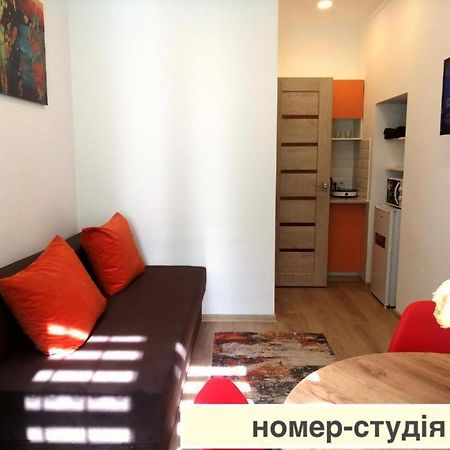 Світло Цілодобово Apartments In The City Center 리비프 외부 사진