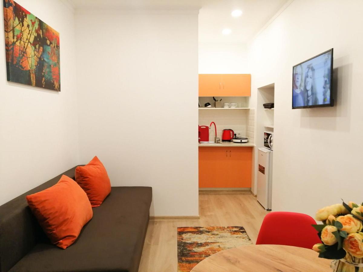 Світло Цілодобово Apartments In The City Center 리비프 외부 사진