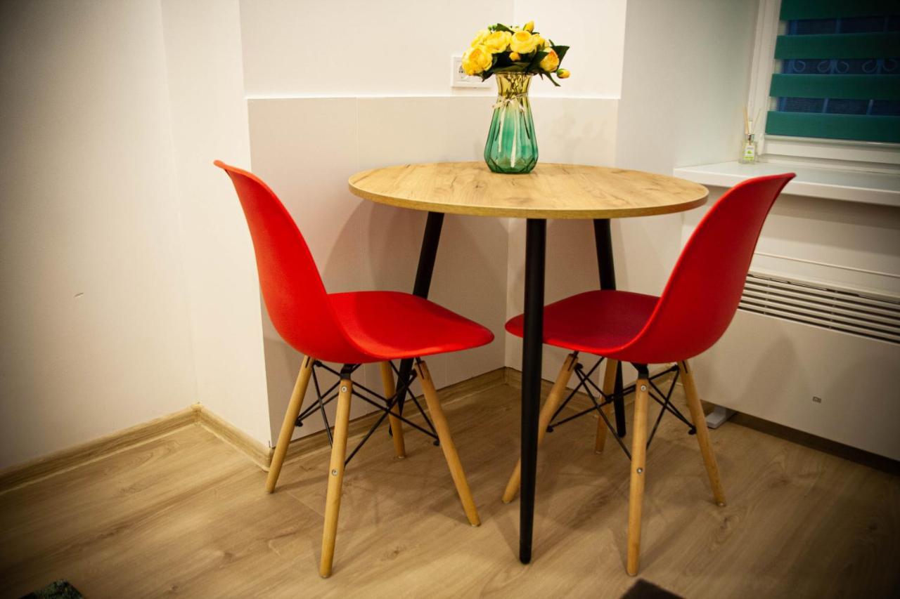 Світло Цілодобово Apartments In The City Center 리비프 외부 사진