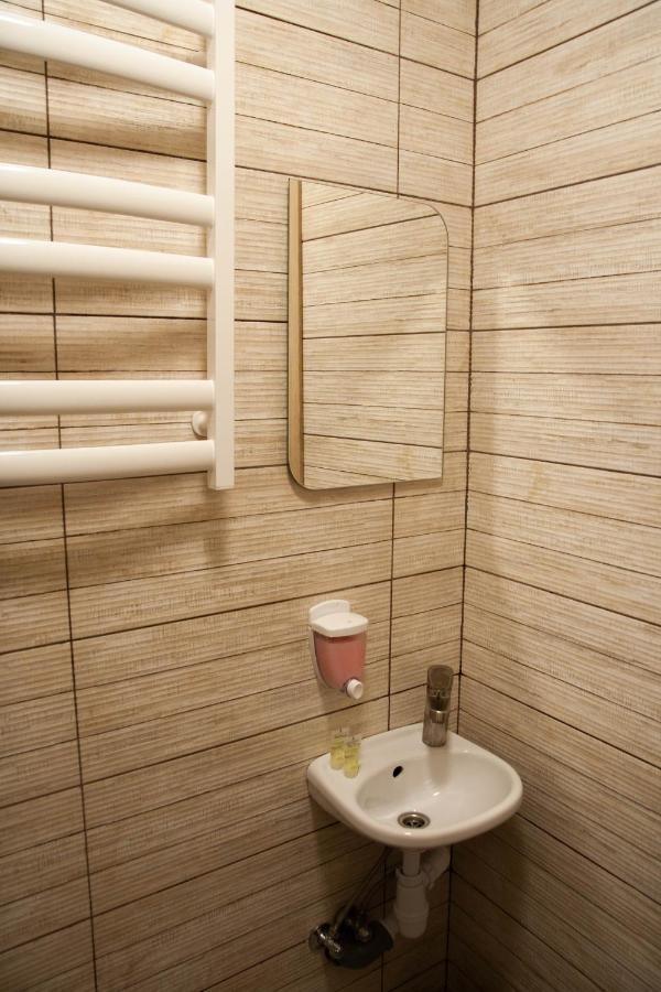Світло Цілодобово Apartments In The City Center 리비프 외부 사진