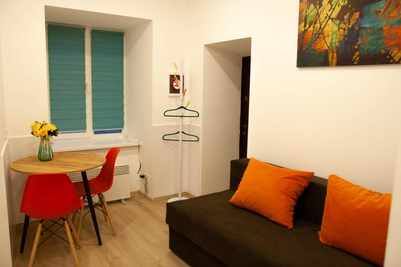 Світло Цілодобово Apartments In The City Center 리비프 외부 사진