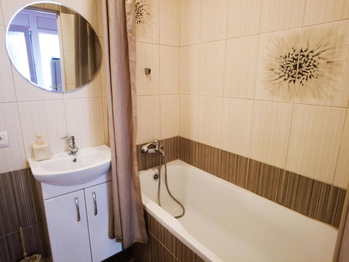 Світло Цілодобово Apartments In The City Center 리비프 외부 사진