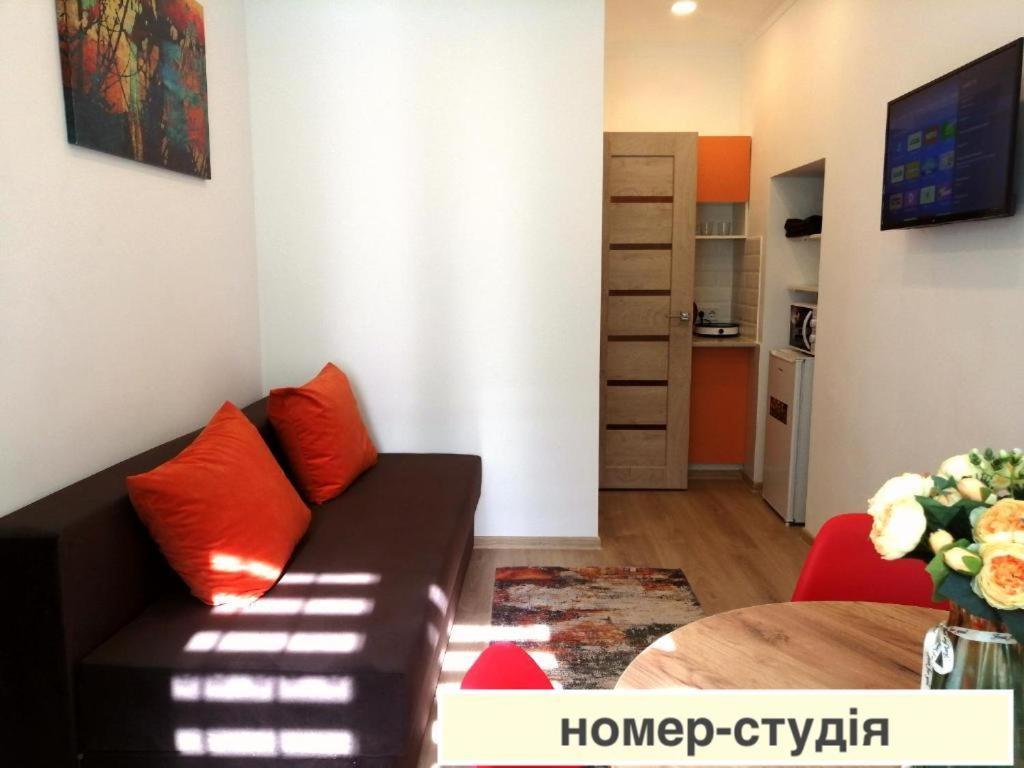 Світло Цілодобово Apartments In The City Center 리비프 외부 사진