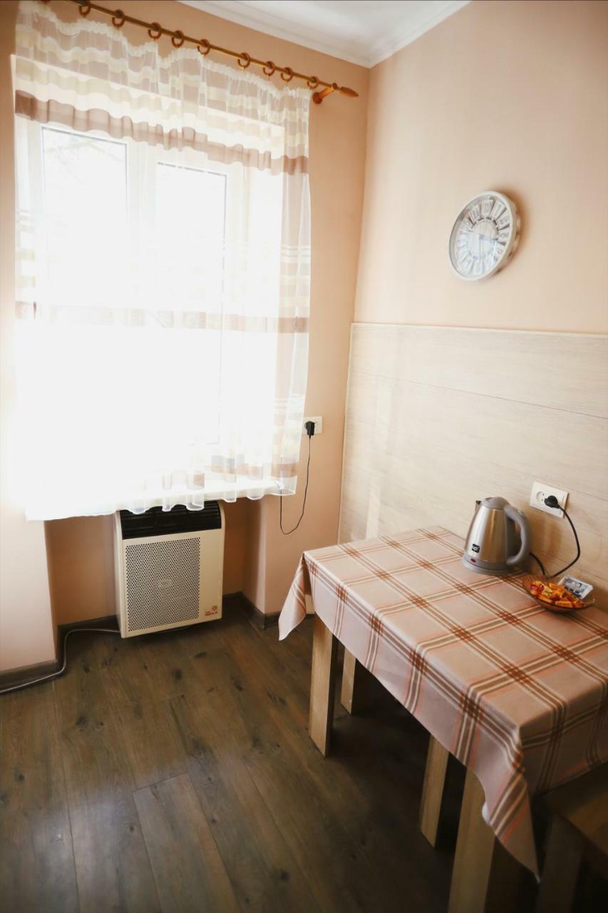 Світло Цілодобово Apartments In The City Center 리비프 외부 사진
